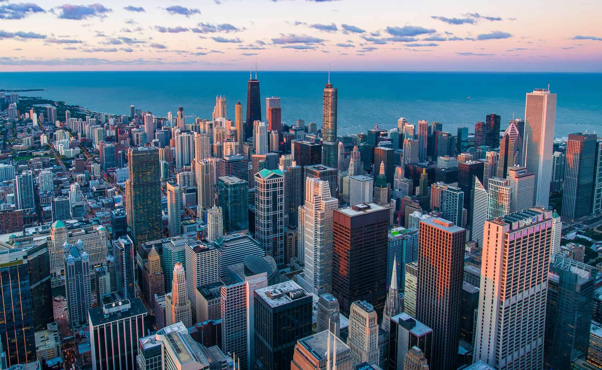 Best things to do in Chicago Illinois - Bethany Bayless - Chicago skyline by Pedro Lastra on Unsplash