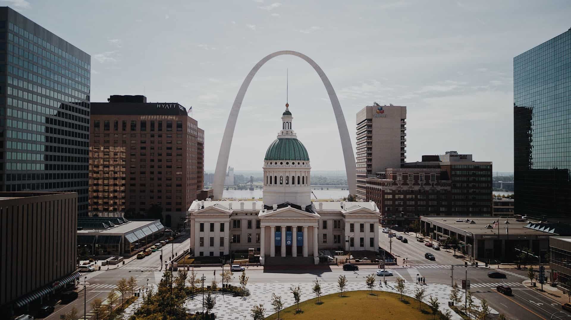 Best things to do in St Louis Missouri - John O'Leary - Gateway Arch and Old Courthouse by Brittney Butler on Unsplash