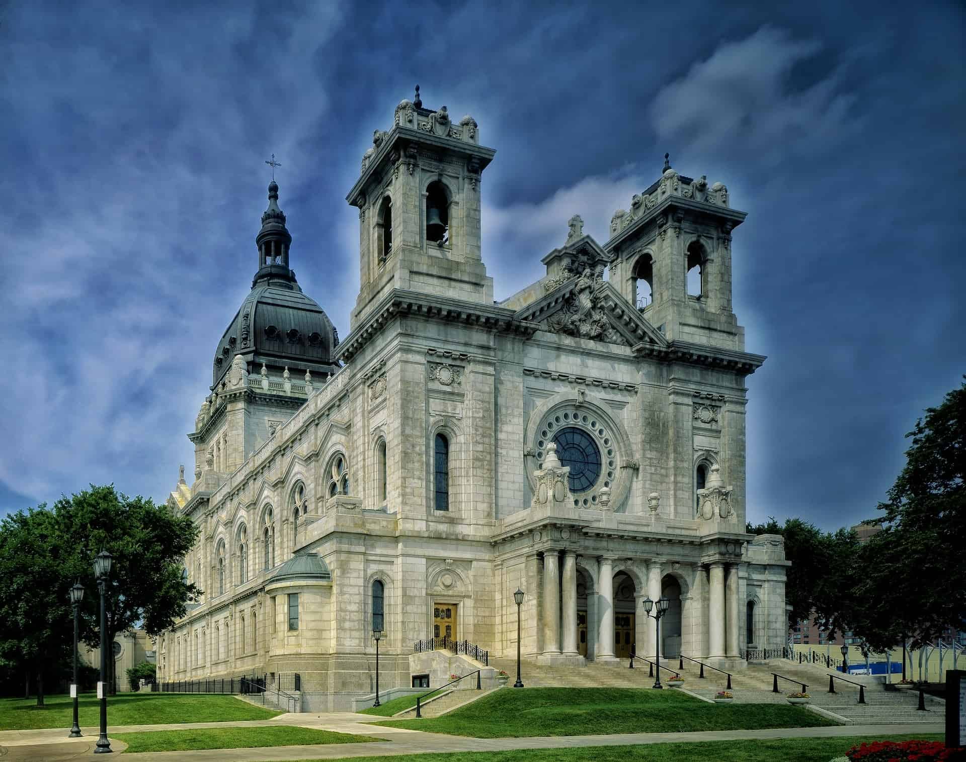 Best things to do in Minneapolis Basilica of St Mary courtesy of David Mark on Pixabay