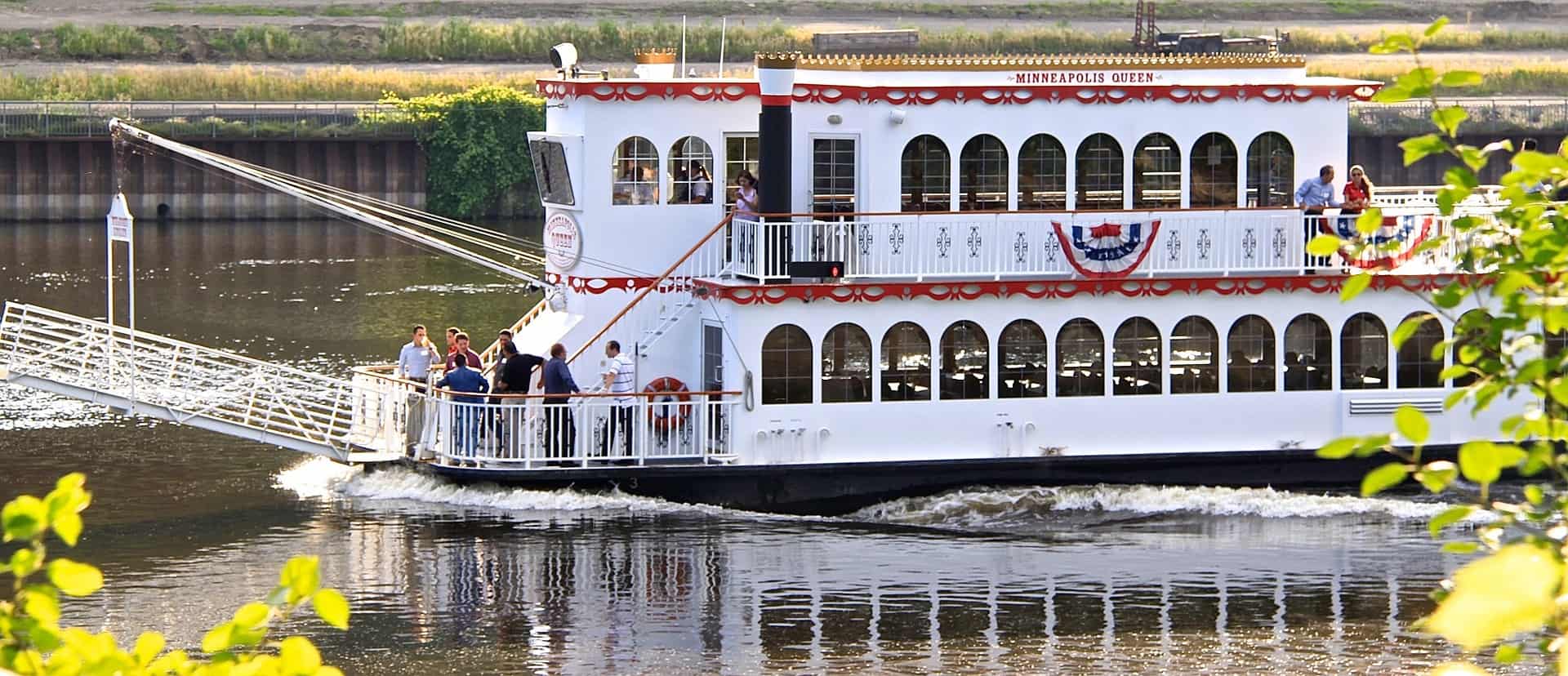 Best things to do in Minneapolis Minnesota Minneapolis Queen riverboat tour courtesy of skeeze on Pixabay