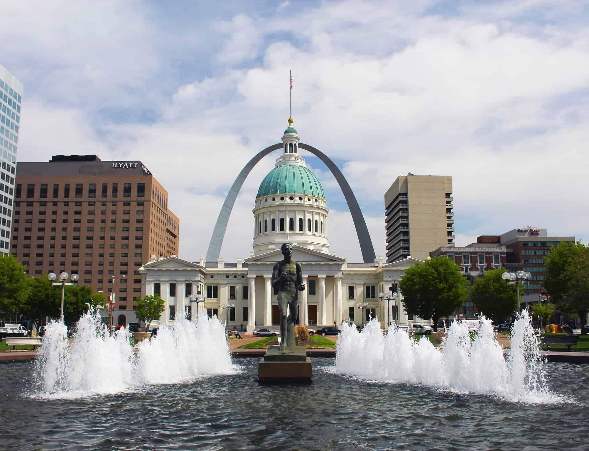 Best things to do in St Louis Missouri Dea Hoover Gateway Arch Kiener Plaza and Old Courthouse courtesy of skeeze on Pixabay