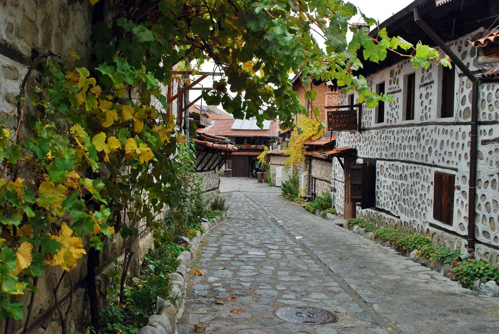 Best things to do in Bansko Bulgaria - Maria Stoyanova - cobblestone streets