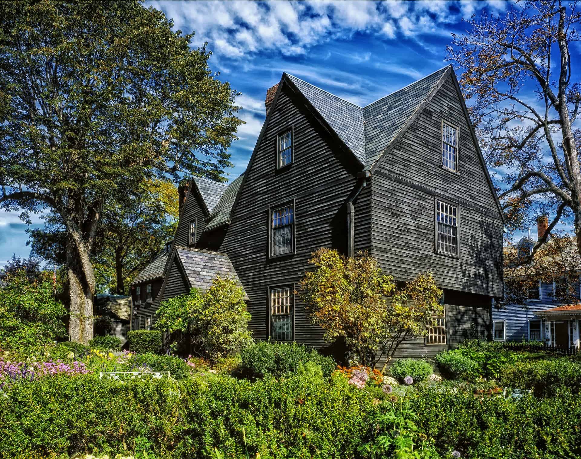 Best things to do in Salem Massachusetts - Kate Wallinga - House of Seven Gables by David Mark on Pixabay
