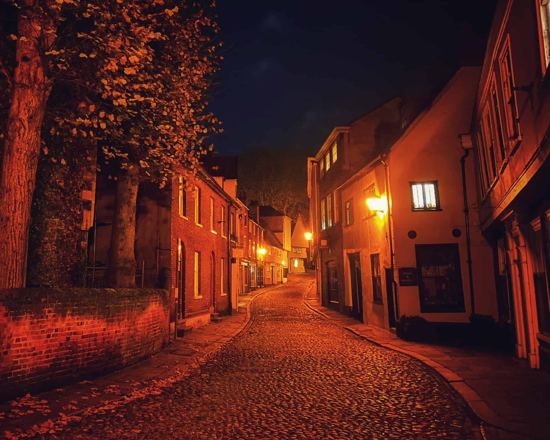 Best things to do in Norwich UK - James Hammond - Elm Hill by Chris Spalton on Unsplash