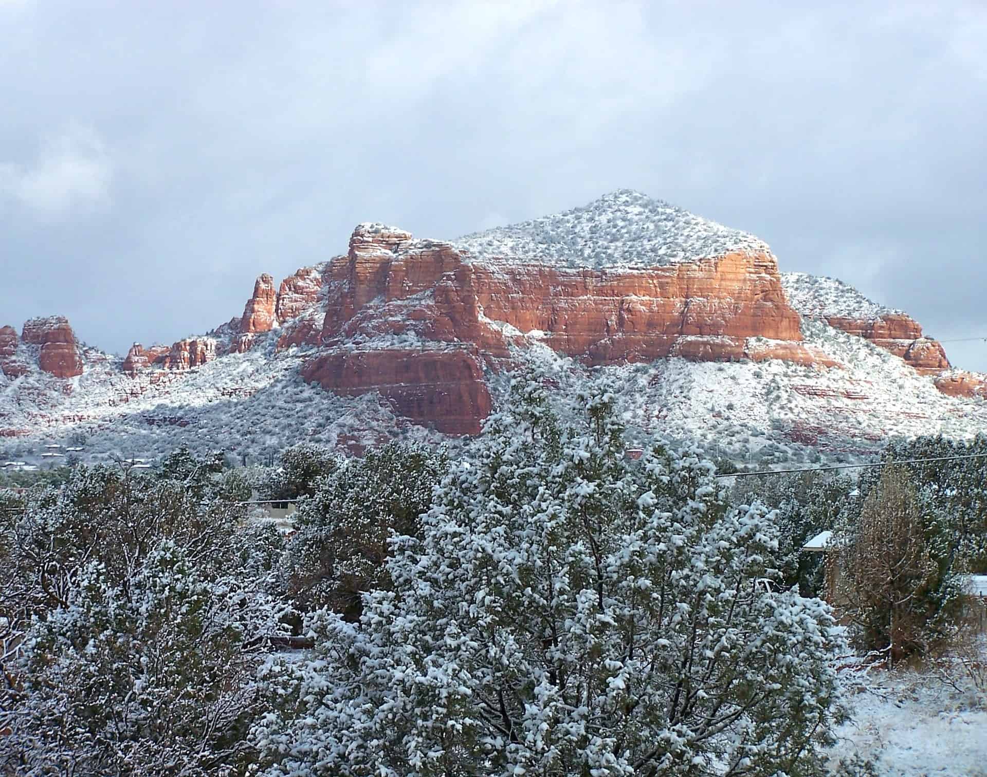 Best things to do in Sedona Arizona - Leisa Peterson - Sedona red rocks with winter snow by Kate McGahan on Pixabay 49099