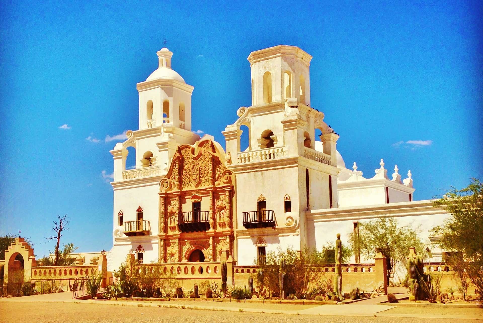 Best things to do in Tucson Arizona - Matt Miner - San Xavier del Bac Mission by Michelle_Raponi on Pixabay 278452