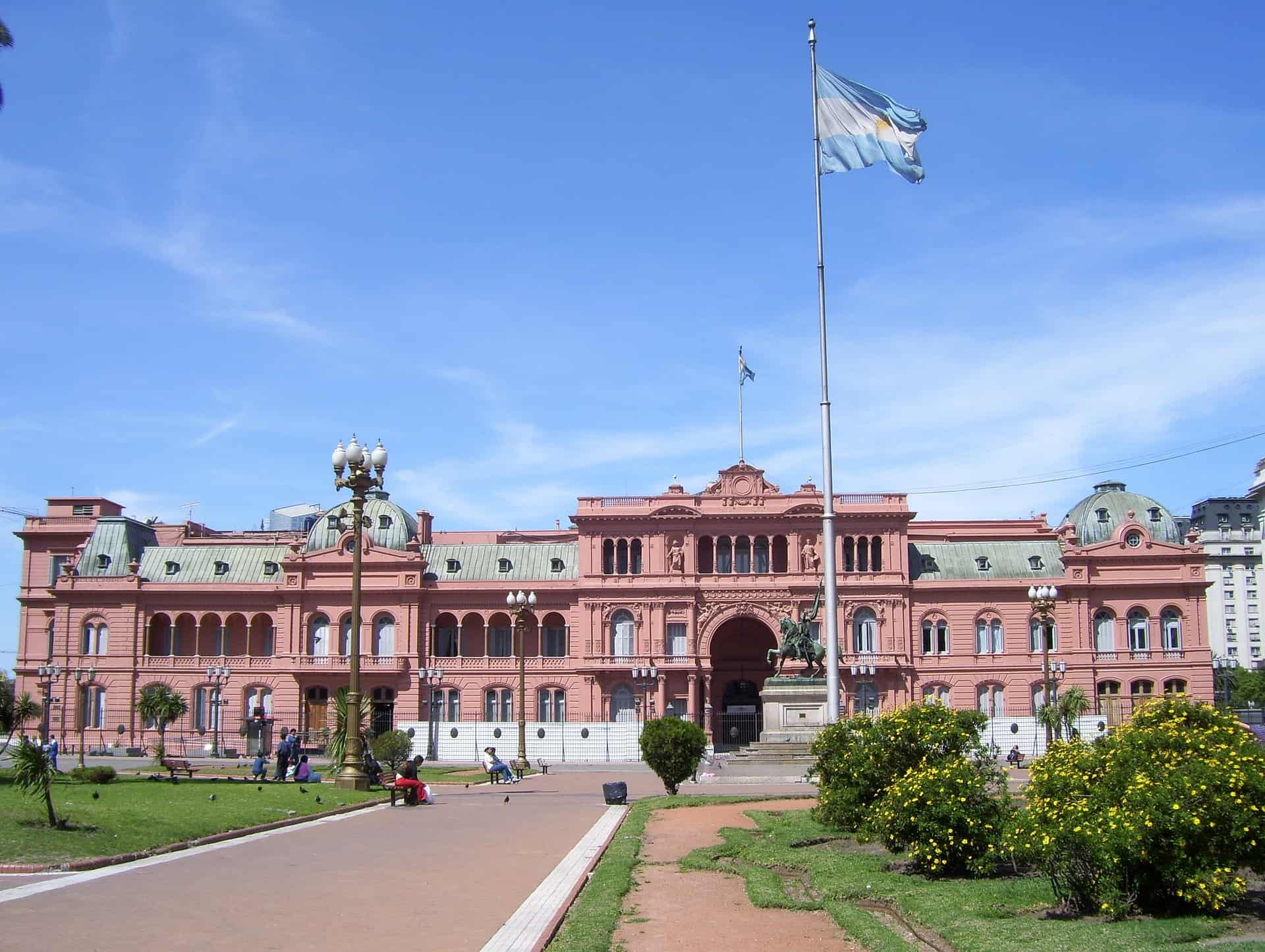 Best things to do in Bueno Aires Argentina - Karolina Guilcapi - Casa Rosada aka the Pink House 