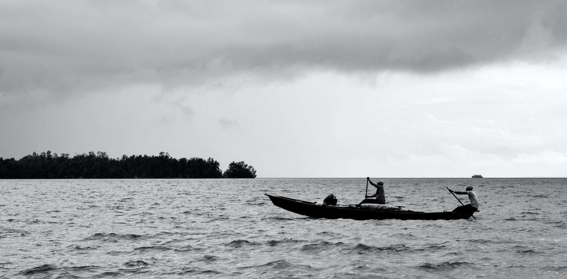 Best things to do in Douala Cameroon - Akang Claudy-Ann Ekinde - Fishers on Wouri river in Douala by Edouard TAMBA on Unsplash